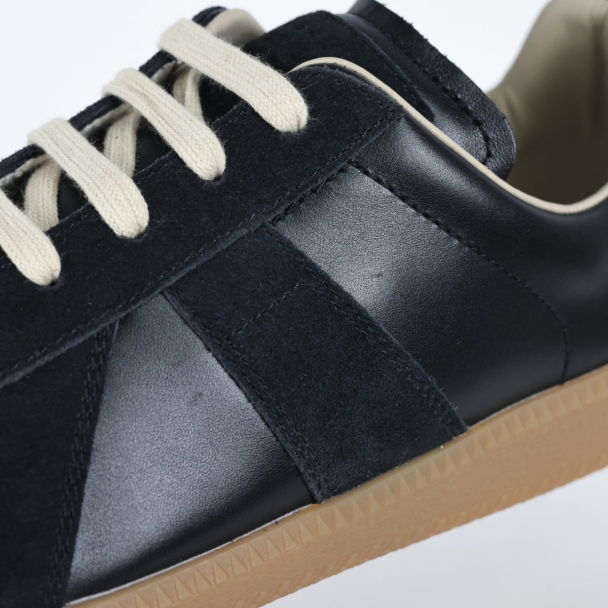 Maison Margiela Low Top preto com sola gum - detalhe de materiais e acabamento