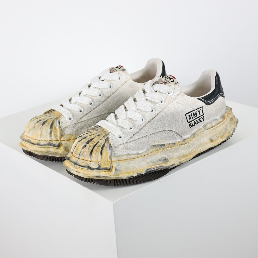 Maison Mihara Yasuhiro Blakey Distress White vista diagonal