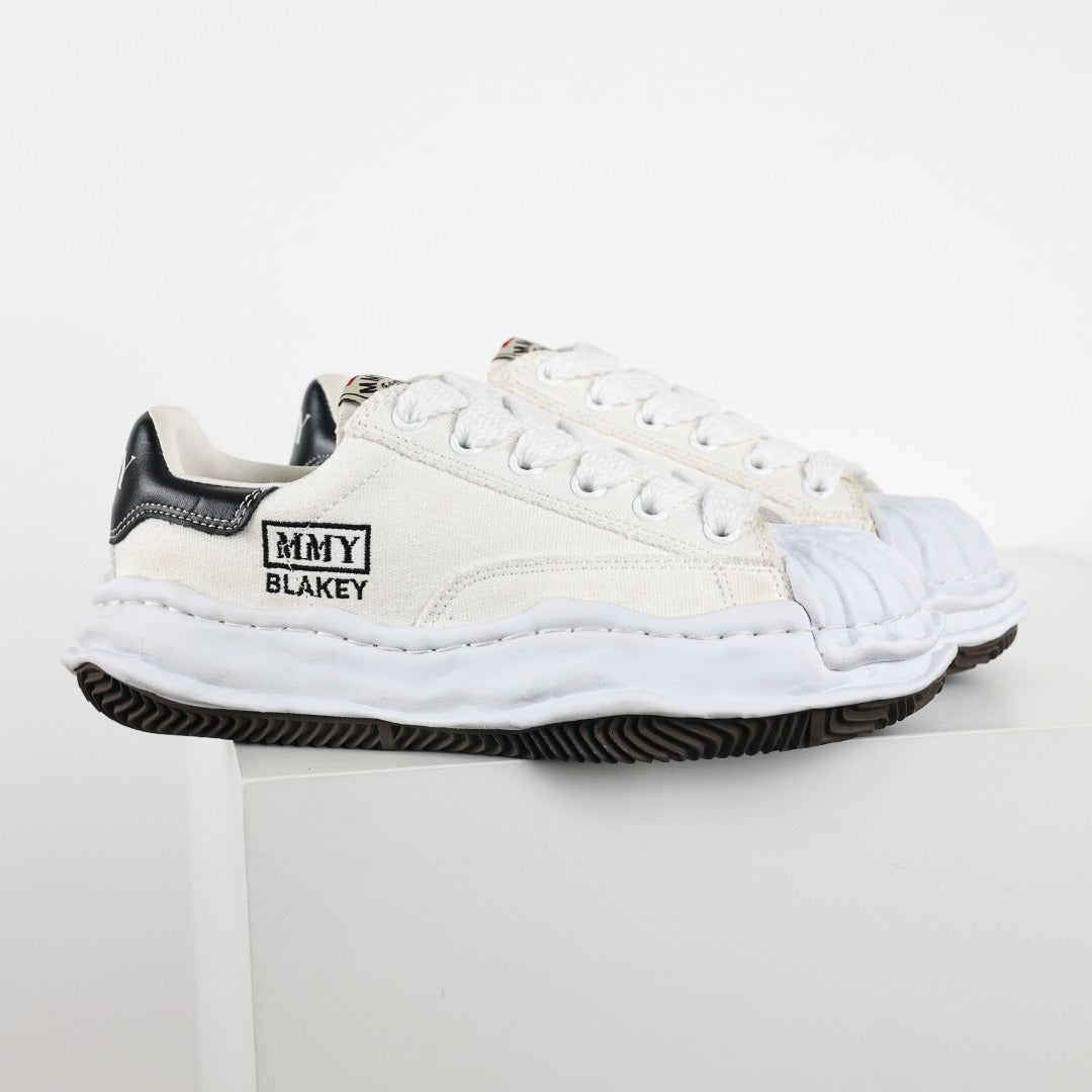 Maison Mihara Yasuhiro Blakey White vista lateral