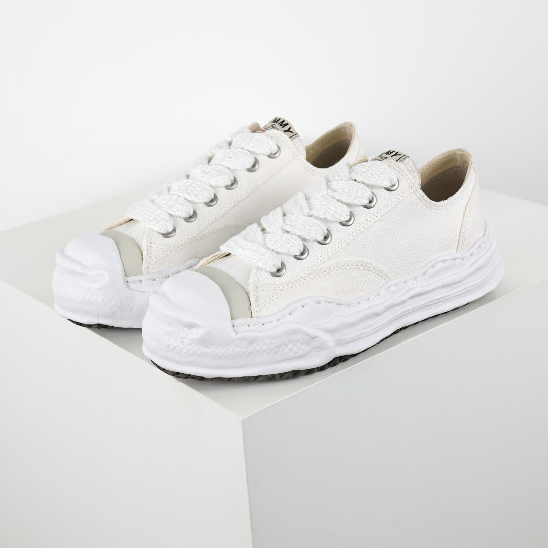 Maison Mihara Yasuhiro Blakey White White vista diagonal