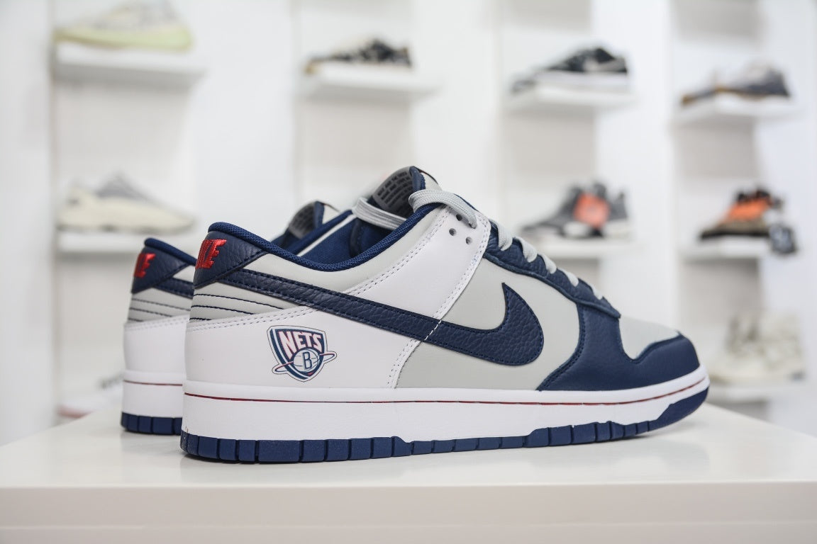NIKE DUNK LOW EMB NBA 75TH ANNIVERSARY BROOKLYN NETS - traseira em angulo