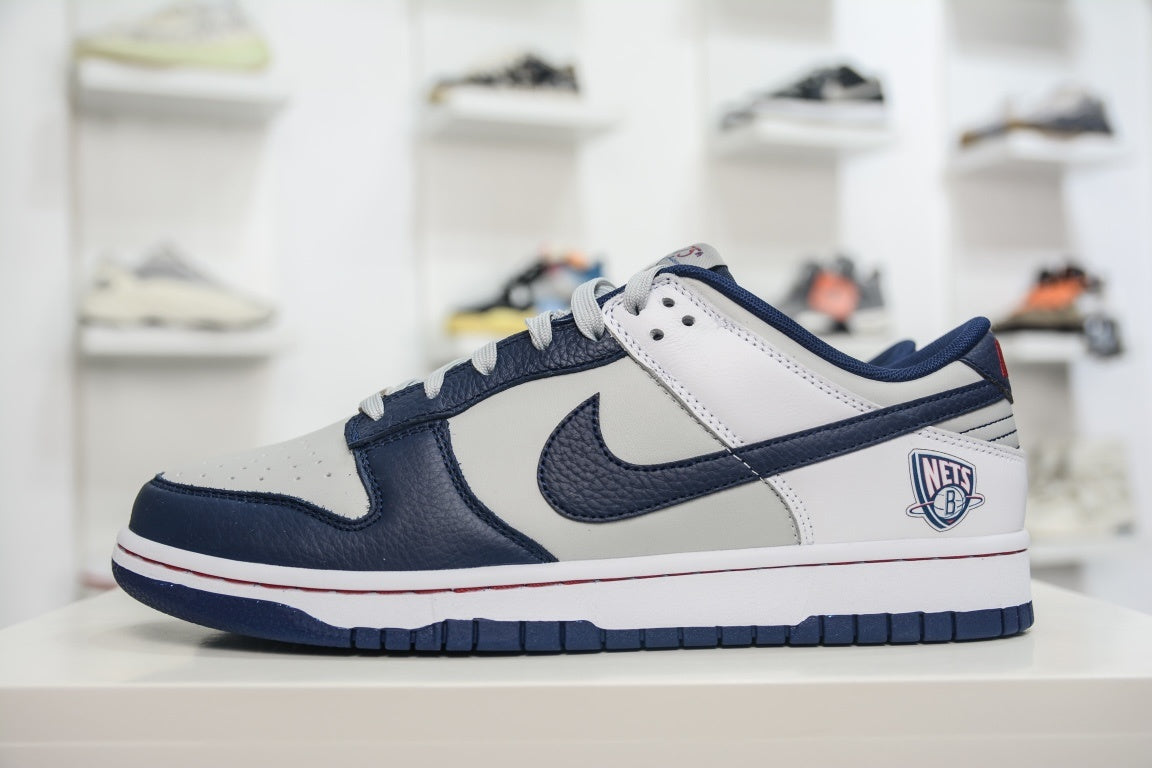 NIKE DUNK LOW EMB NBA 75TH ANNIVERSARY BROOKLYN NETS - lateral com ponta para esquerda