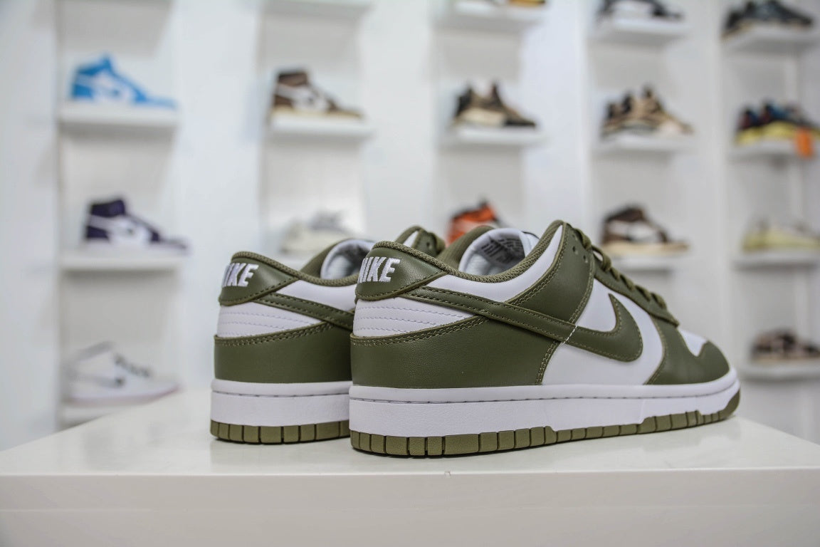 NIKE DUNK LOW MEDIUM OLIVE - traseira em angulo