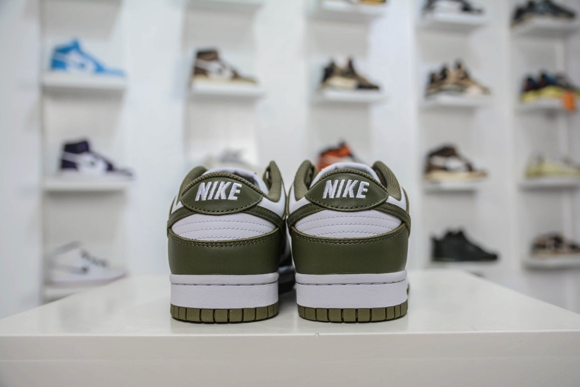 NIKE DUNK LOW MEDIUM OLIVE - traseira