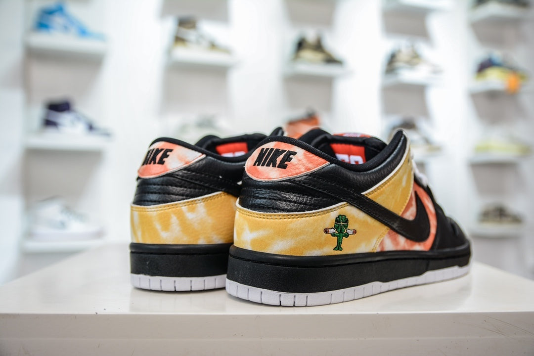 NIKE SB DUNK LOW RAYGUN TIE-DYE BLACK - traseira em angulo