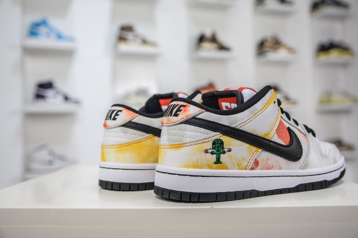 NIKE SB DUNK LOW RAYGUN TIE-DYE WHITE - traseira em angulo