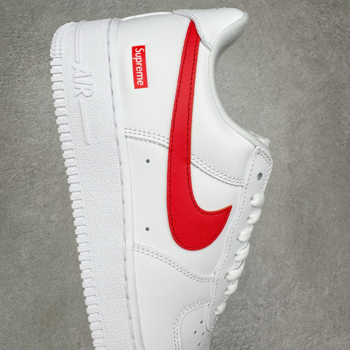 SUPREME x NIKE AIR FORCE 1 LOW BOX LOGO SPEED RED SHANGHAI EXCLUSIVE - lateral oposta
