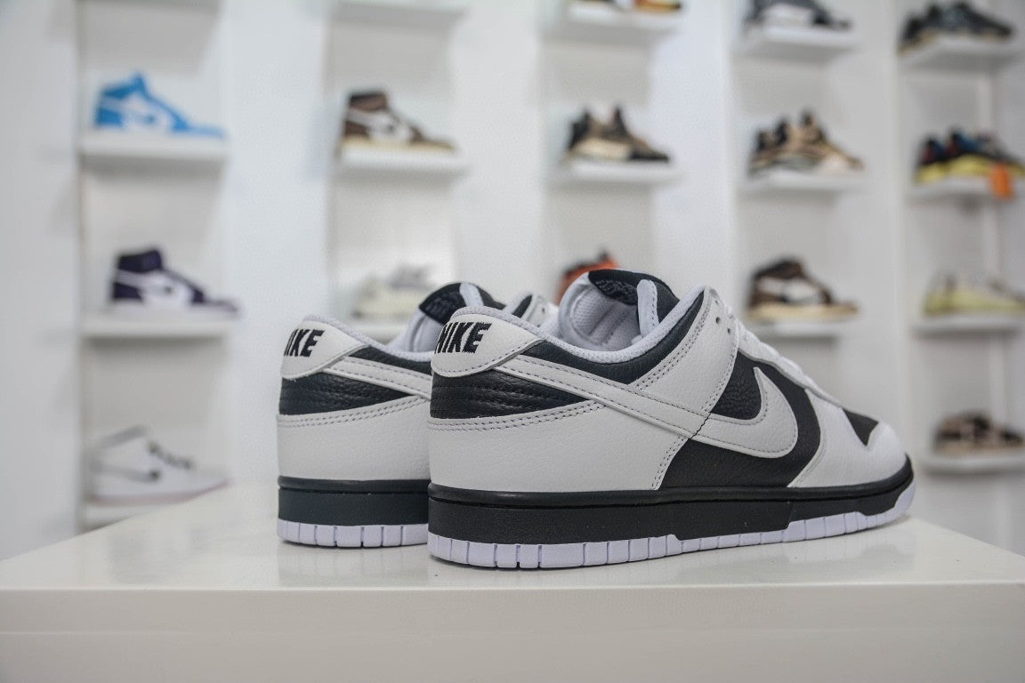 NIKE DUNK LOW RETRO REVERSE PANDA - traseira em angulo
