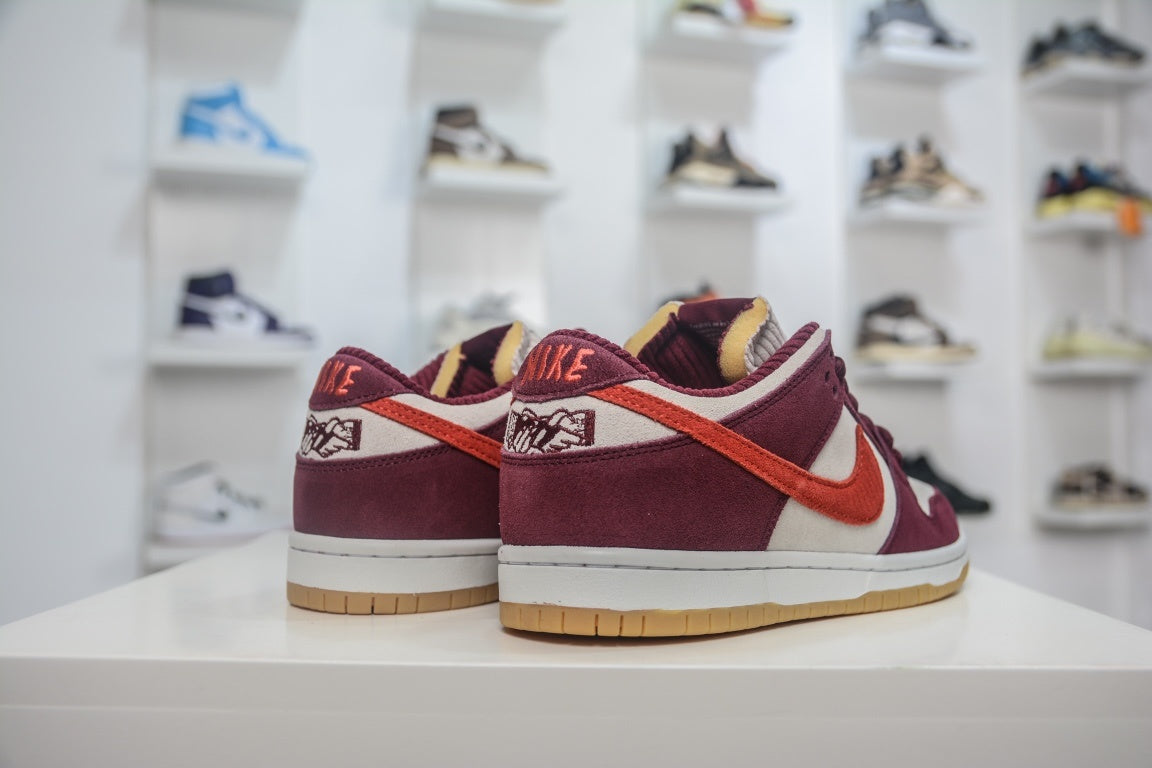 RIOT SKATESHOP x NIKE SB DUNK LOW - traseira em angulo