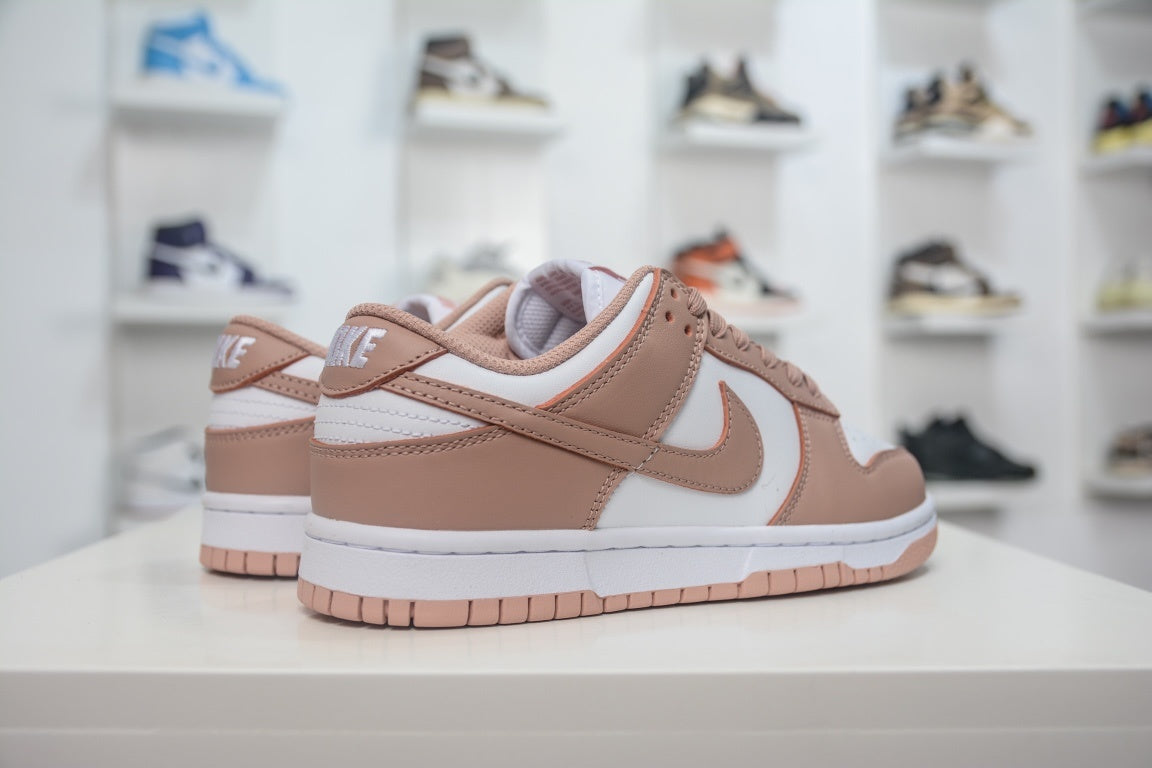 NIKE DUNK LOW ROSE WHISPER - traseira em angulo