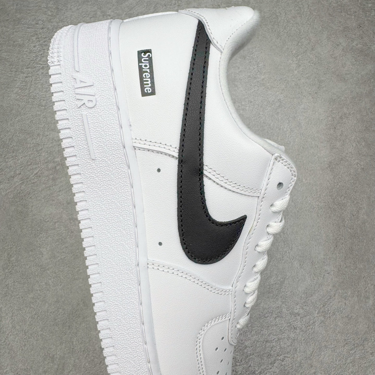 SUPREME x NIKE AIR FORCE 1 LOW BOX LOGO WHITE BLACK - lateral oposta