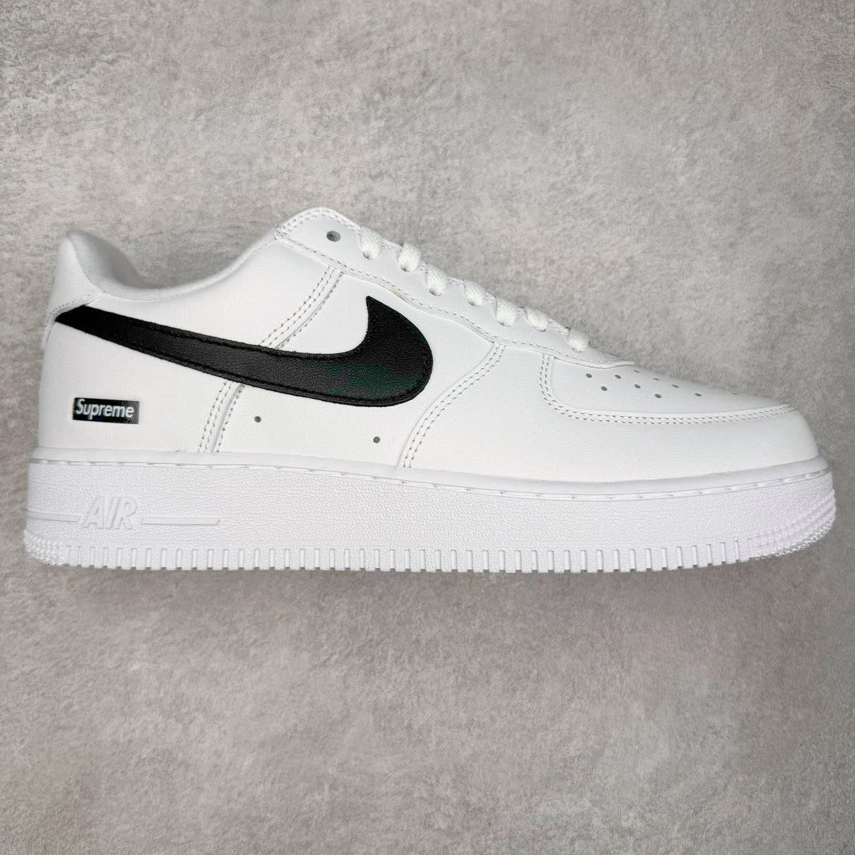 SUPREME x NIKE AIR FORCE 1 LOW BOX LOGO WHITE BLACK - perfil