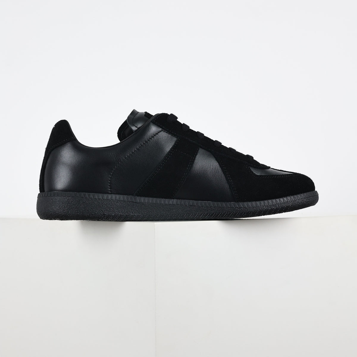 Tênis Maison Margiela Low Top preto - vista lateral