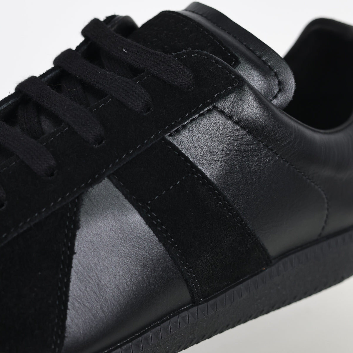 Tênis Maison Margiela Low Top preto - detalhe de materiais e acabamento