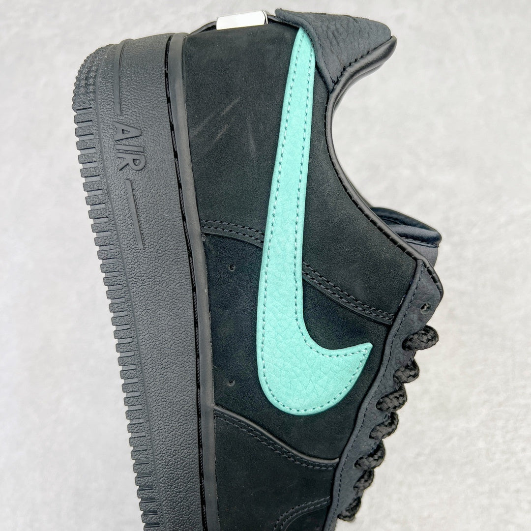 TIFFANY & CO. x NIKE AIR FORCE 1 LOW 1837 - lateral oposta