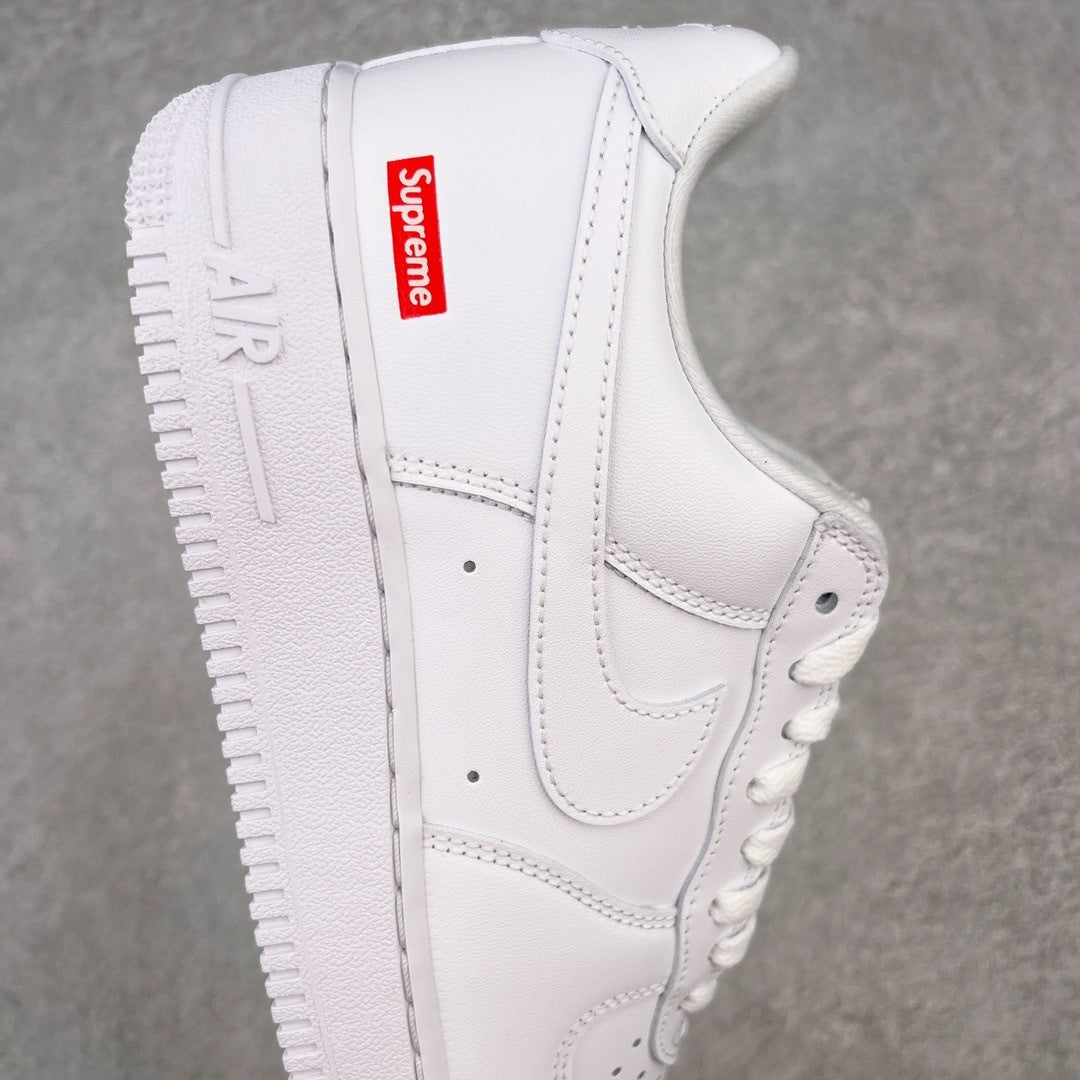 SUPREME x NIKE AIR FORCE 1 LOW BOX LOGO WHITE - lateral oposta