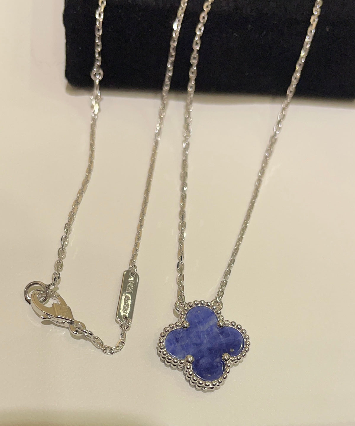 Colar Van Cleef & Arpels 'Alhambra Sodalite'