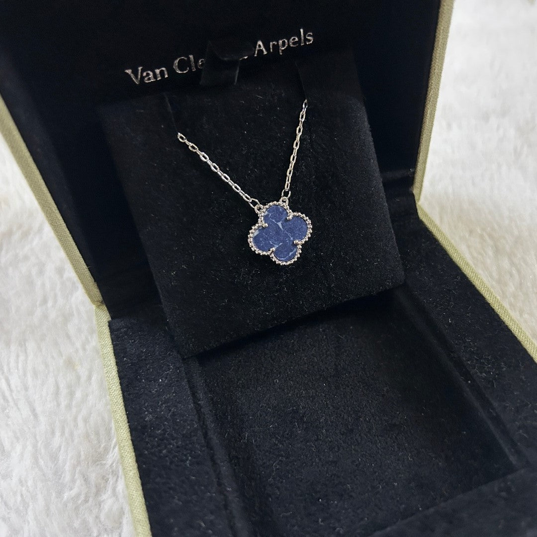 Colar Van Cleef & Arpels 'Alhambra Sodalite'