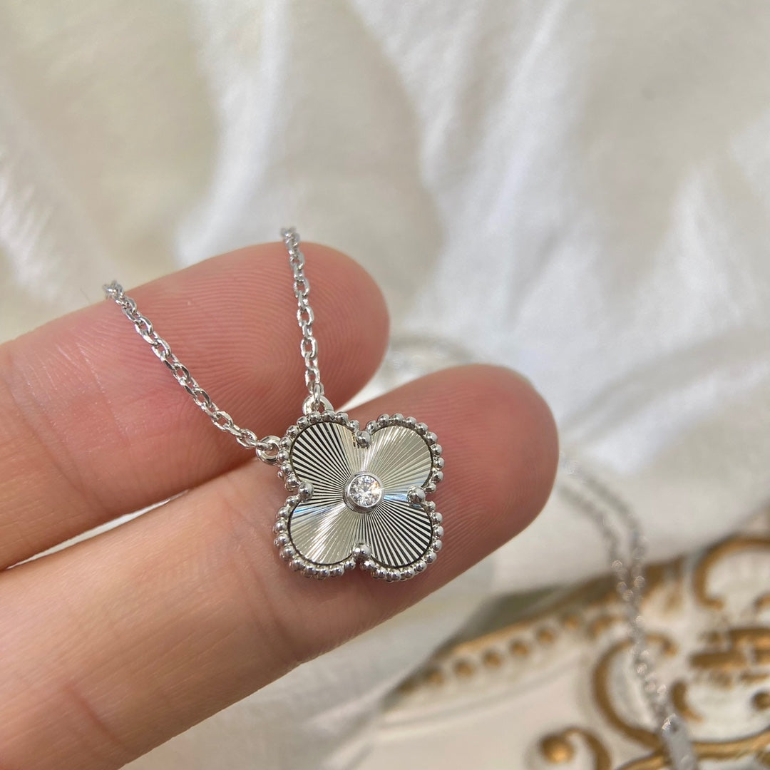 Colar Van Cleef & Arpels 'Alhambra Guilloché'
