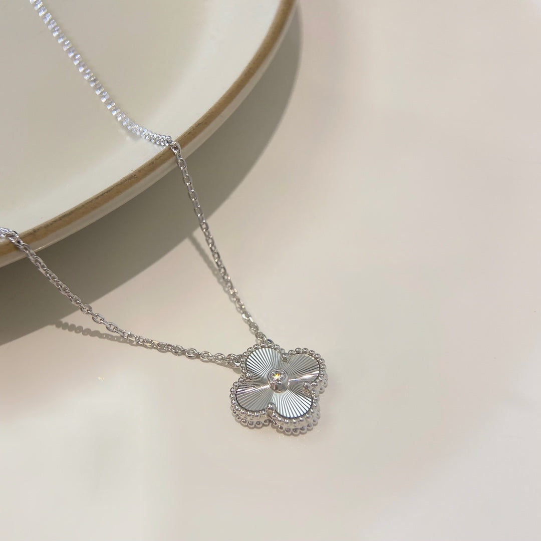 Colar Van Cleef & Arpels 'Alhambra Guilloché'