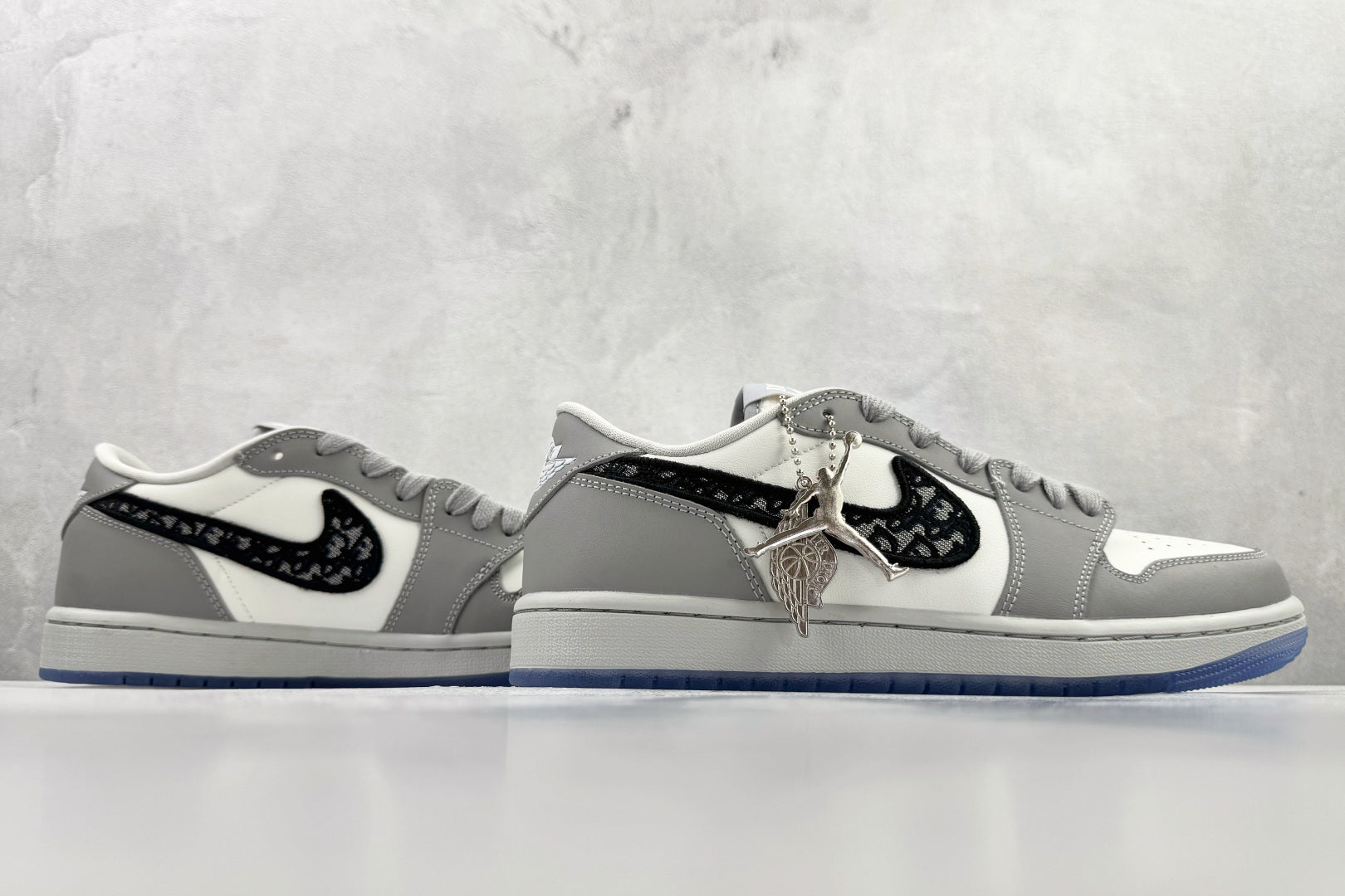 NIKE AIR JORDAN 1 LOW x DIOR