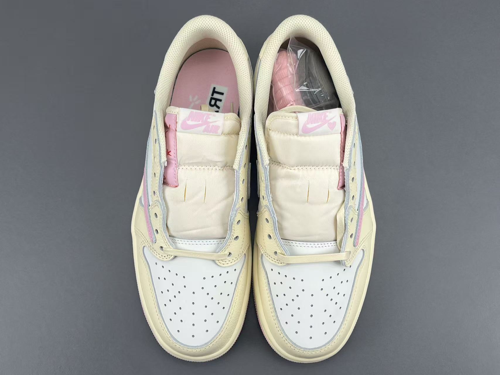NIKE AIR JORDAN 1 LOW x TRAVIS SCOTT