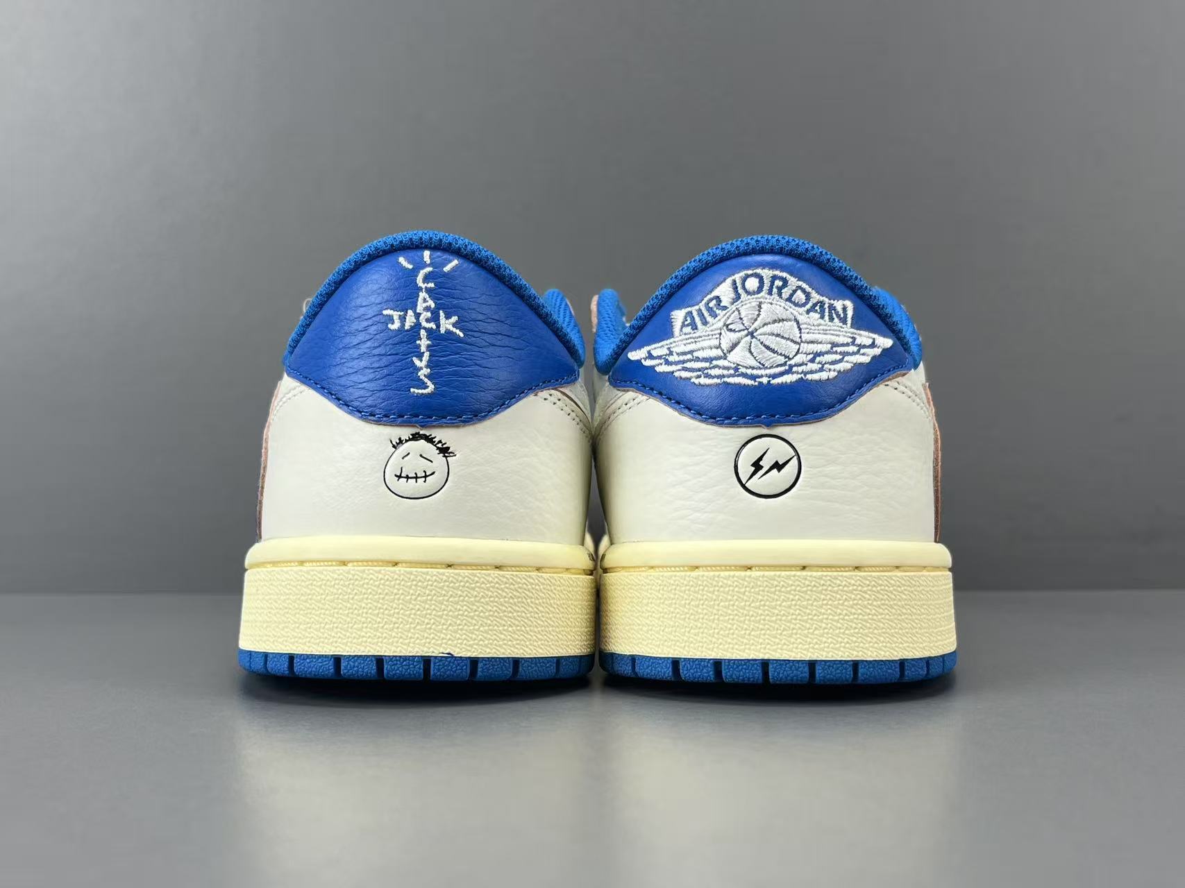 NIKE AIR JORDAN 1 LOW x TRAVIS SCOTT
