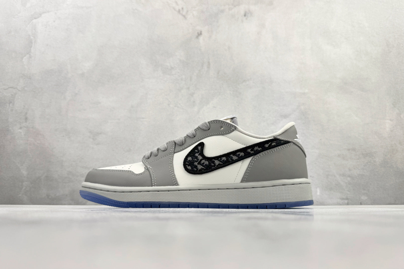 NIKE AIR JORDAN 1 LOW x DIOR