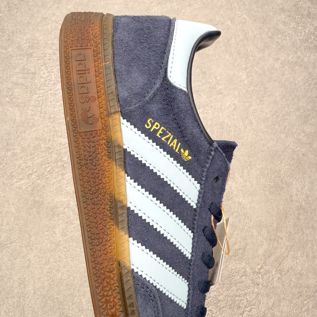 Adidas Handball Spezial Collegiate Navy Clear Sky Gum - detalhe lateral