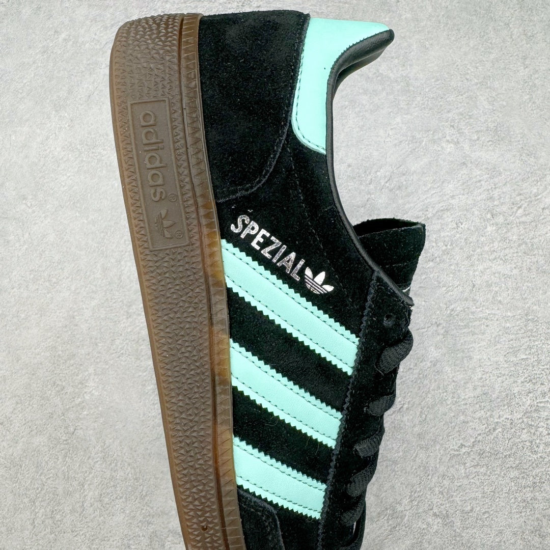 Adidas Handball Spezial preto com detalhes verde água - detalhe lateral