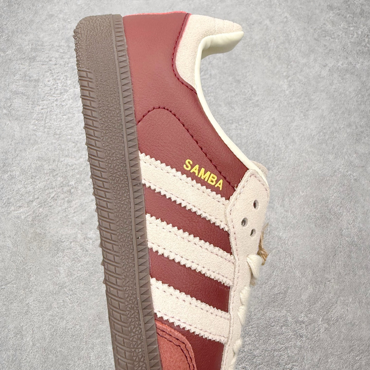 Adidas Samba OG Preloved Ruby / Cream White / Gum - detalhe lateral