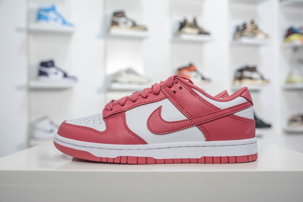 NIKE DUNK LOW ARCHEO PINK - lateral com ponta para esquerda