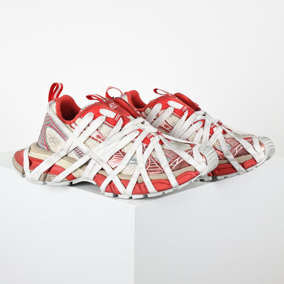 Balenciaga 3XL Extreme Lace vermelho - par em angulo
