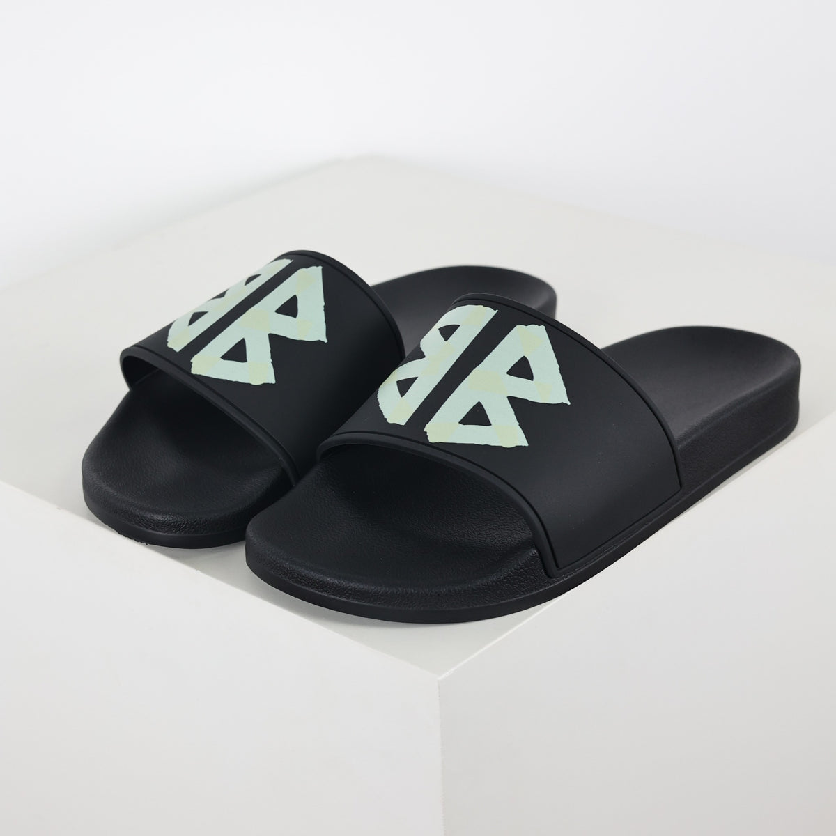 Balenciaga BB Pool Slide - par em perspectiva