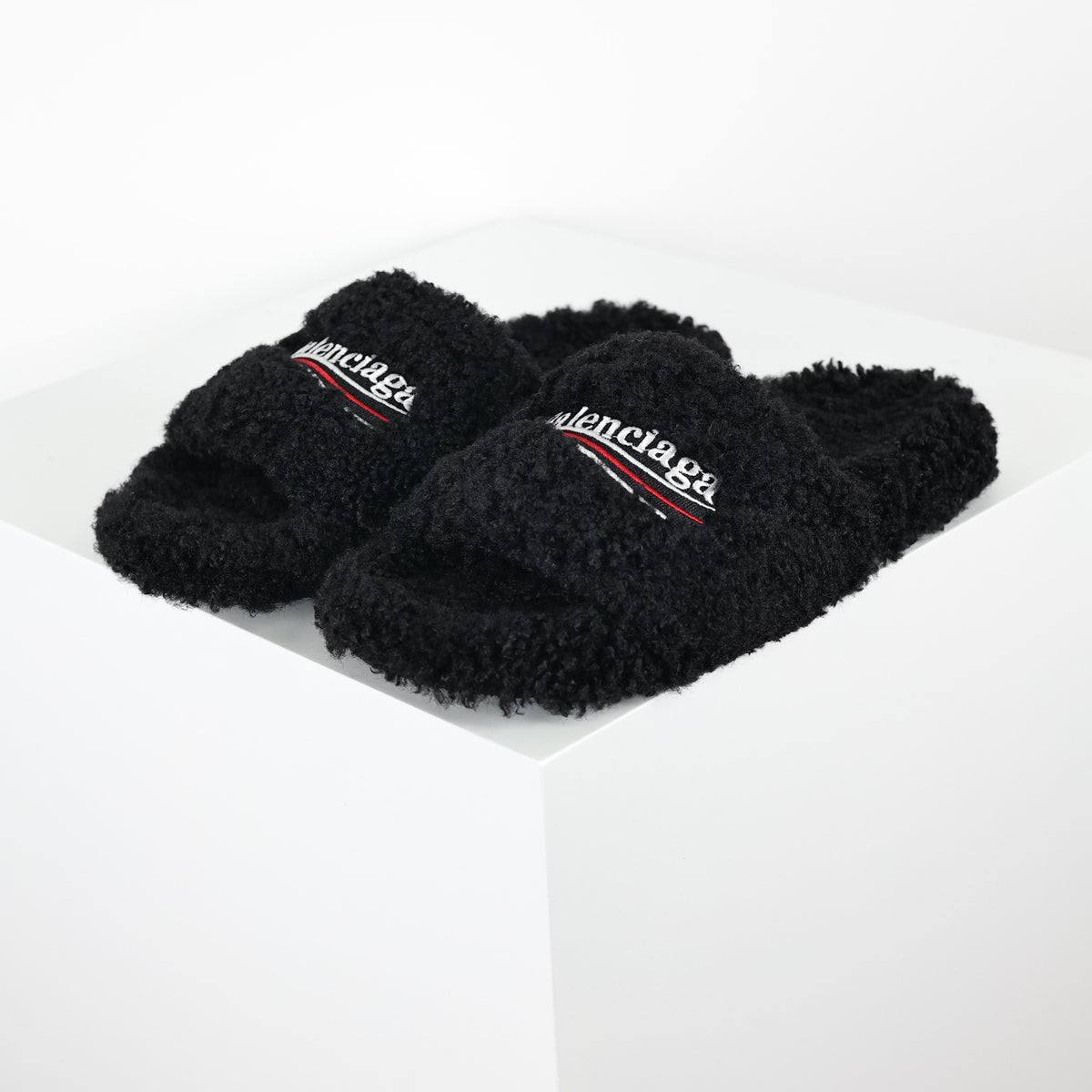 Balenciaga Furry Open Mule preta - par em ângulo