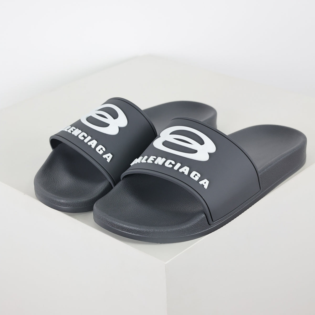 Balenciaga Pool Slide preta e branca - par em perspectiva
