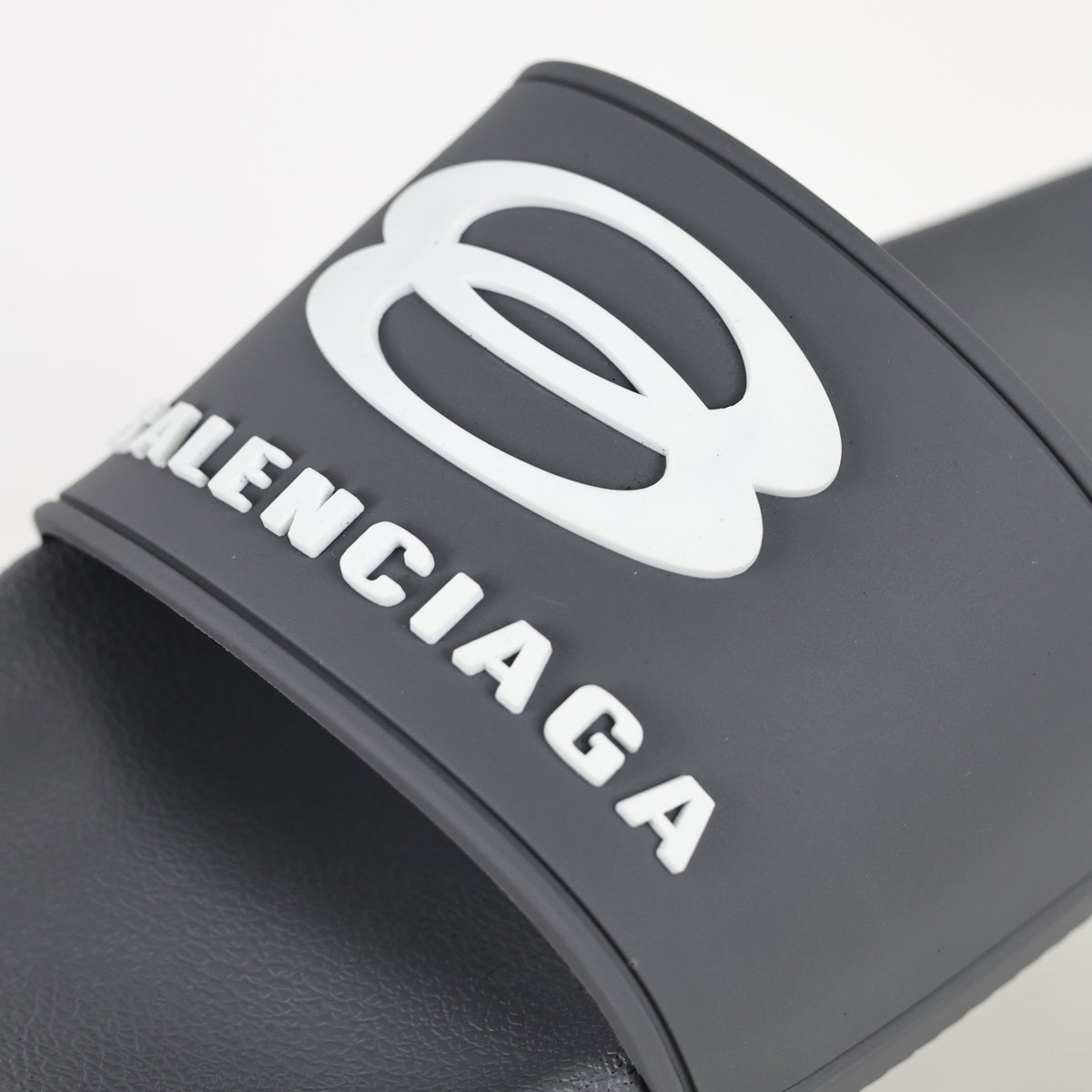 Balenciaga Pool Slide preta e branca - detalhe do logo