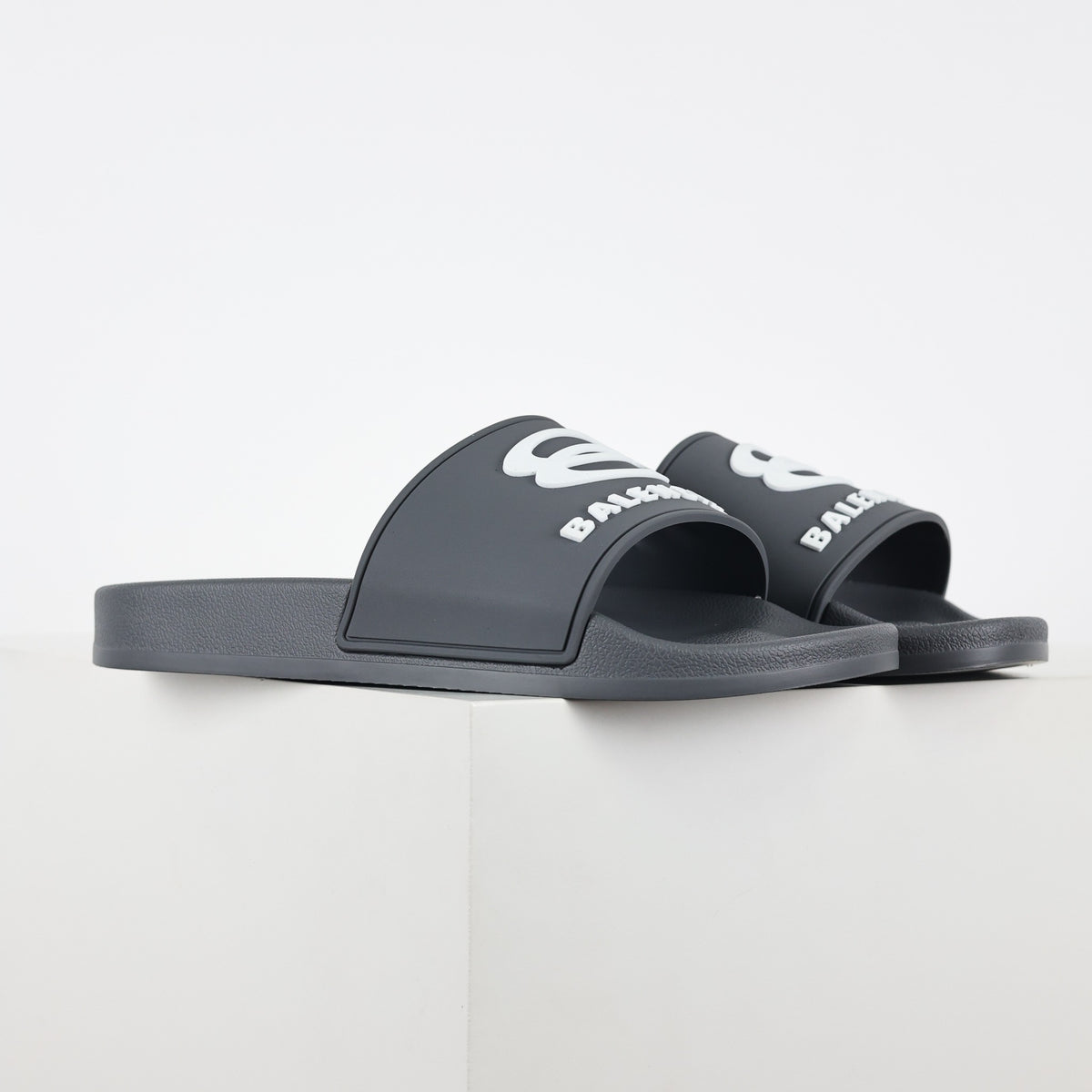 Balenciaga Pool Slide preta e branca - vista lateral do par