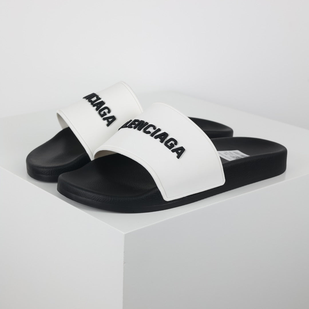 Balenciaga Pool Slide preto e branco - vista em ângulo