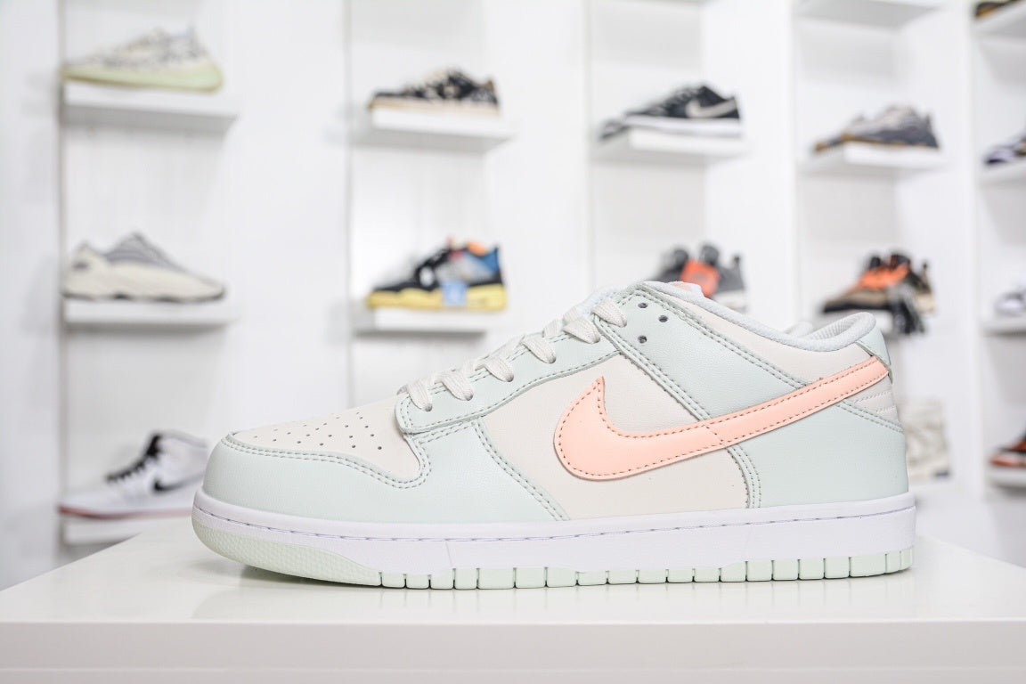 NIKE DUNK LOW BARELY GREEN - lateral com ponta para esquerda