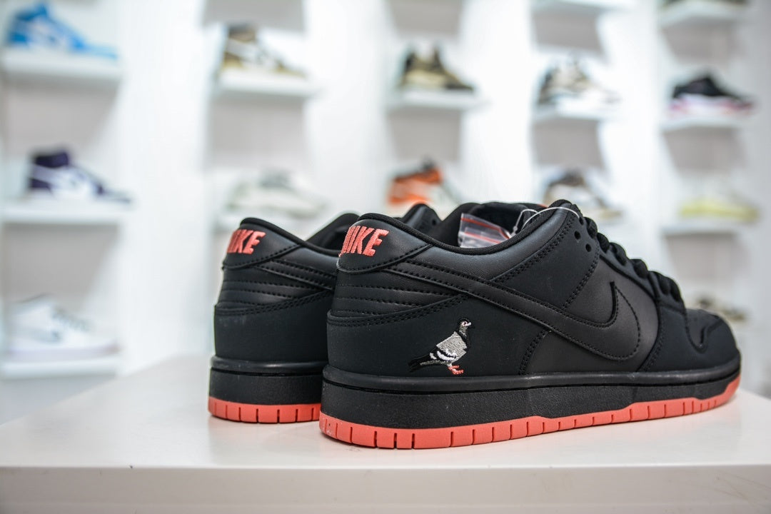 JEFF STAPLE x NIKE SB DUNK LOW BLACK PIGEON - traseira em angulo