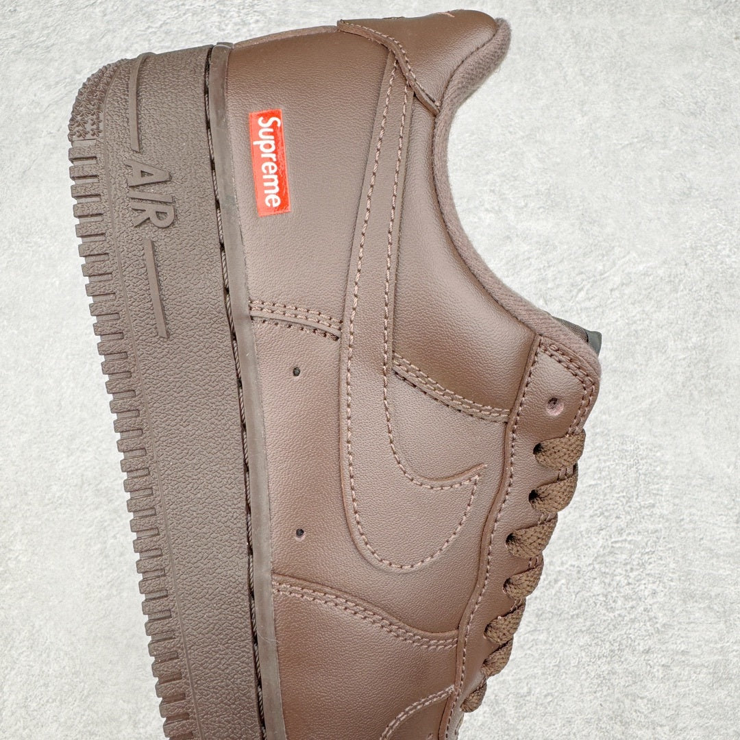 SUPREME x NIKE AIR FORCE 1 LOW BOX LOGO BAROQUE BROWN - lateral oposta