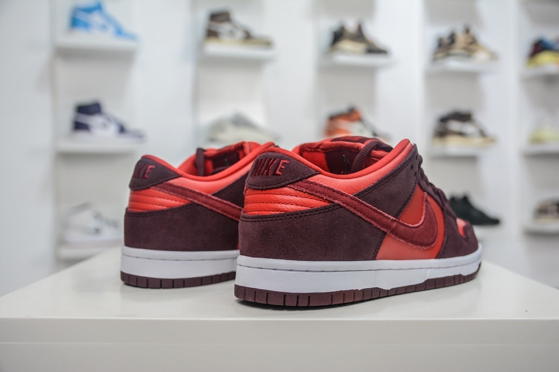 NIKE SB DUNK LOW CHERRY - traseira em angulo