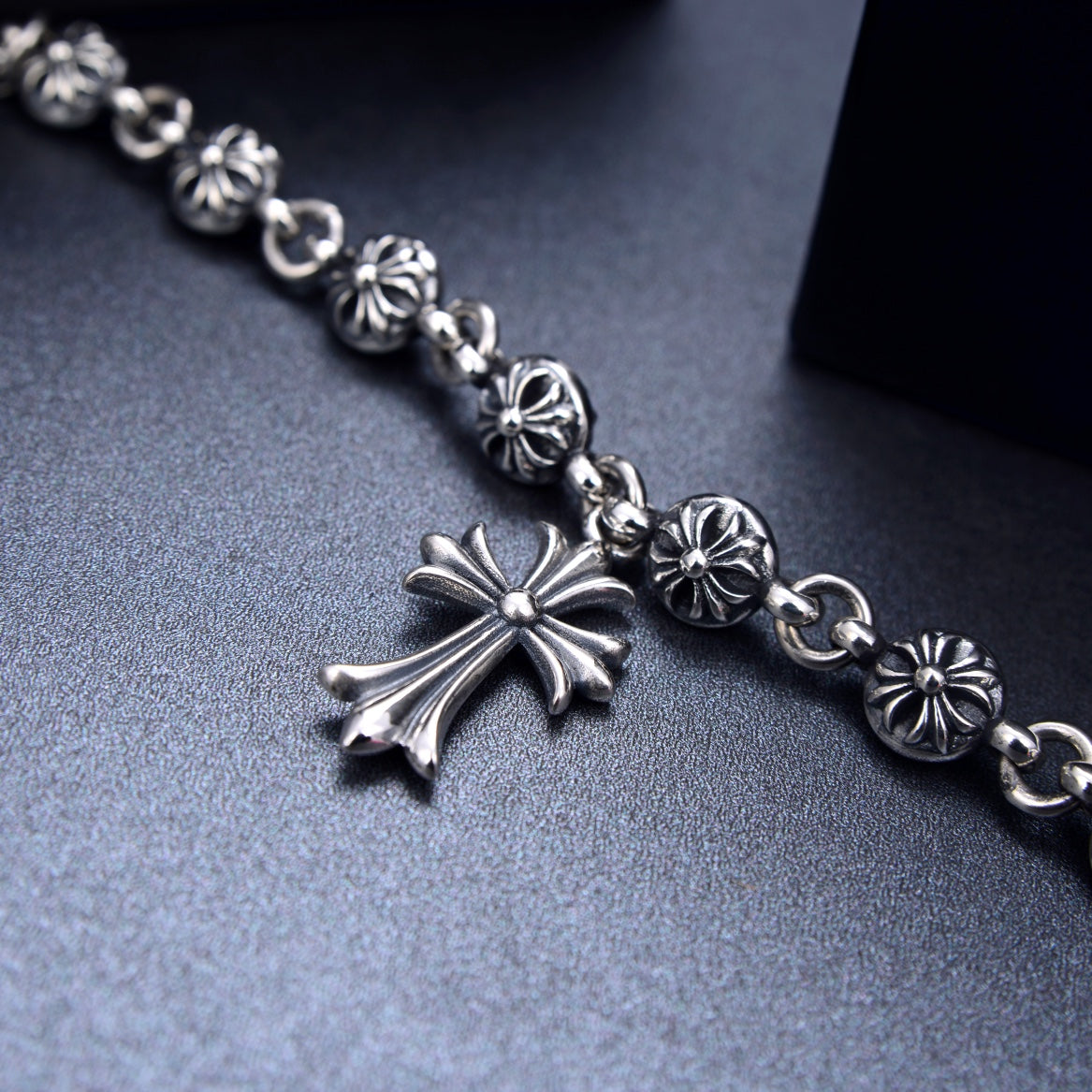 Chrome Hearts Cross Ball Tiny CH Cross Bracelet - detalhe do pingente
