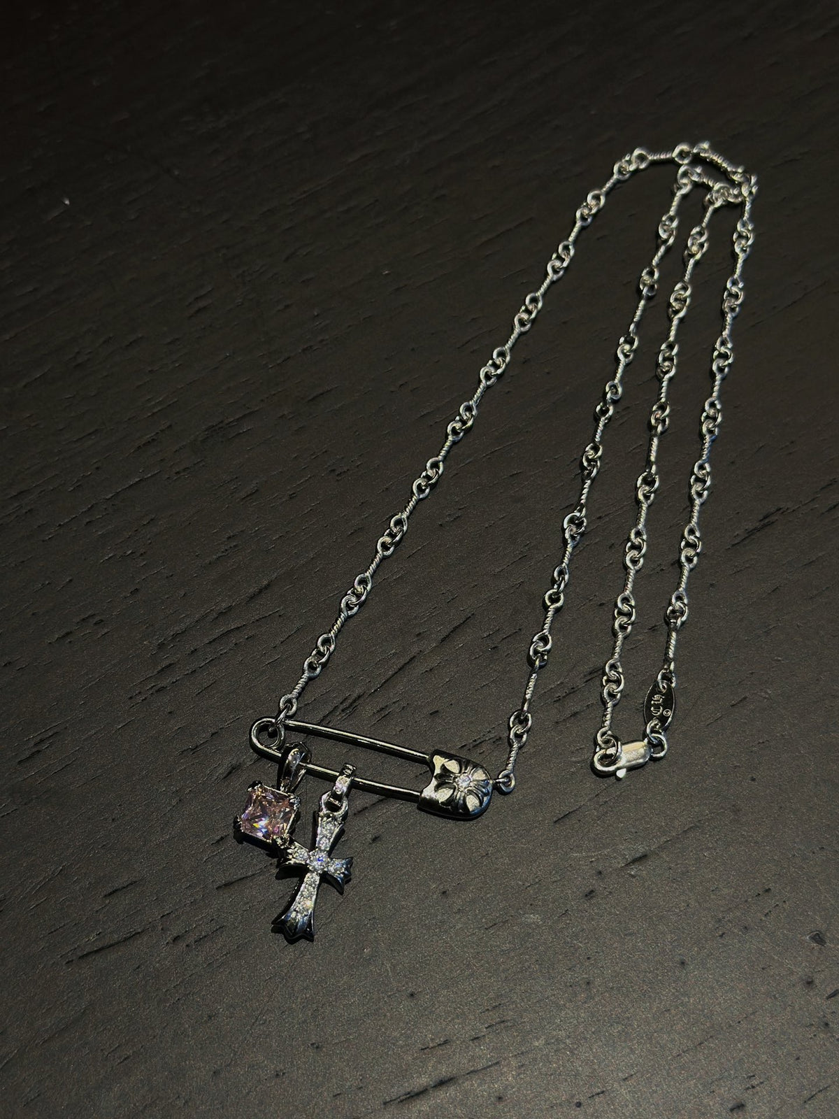 Colar Chrome Hearts Safety Pin Pink Sapphire - foto principal