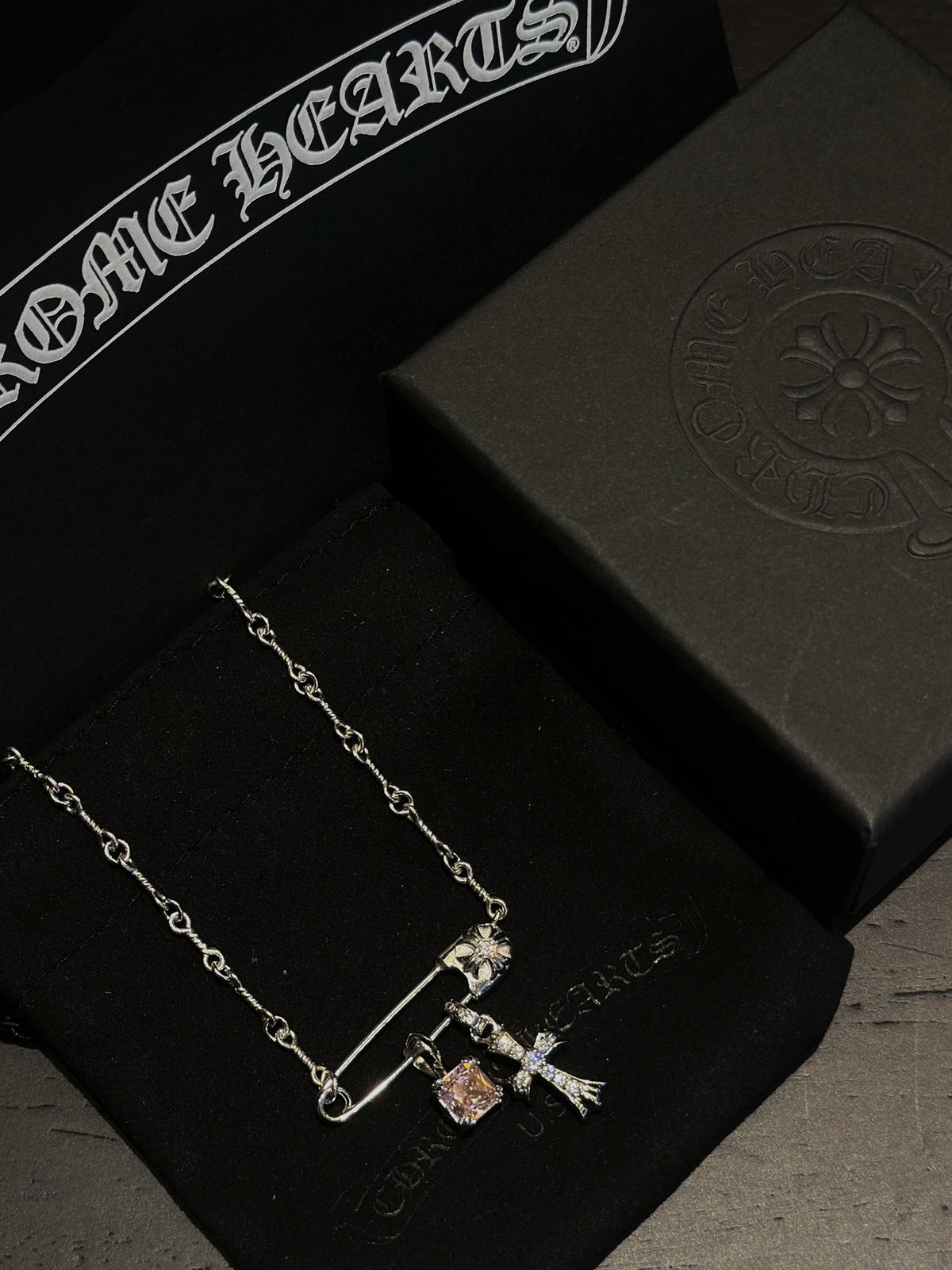 Colar Chrome Hearts Safety Pin Pink Sapphire com embalagem