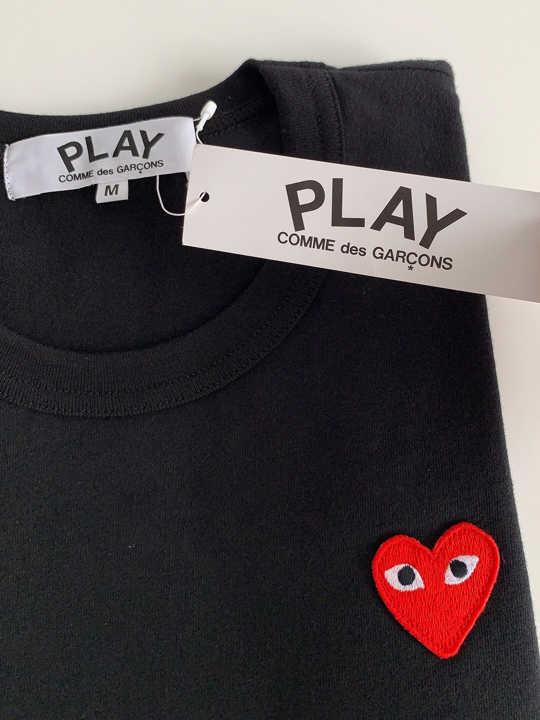 Detalhe etiqueta e coração Comme des Garçons PLAY Basic T-Shirt Red Emblem Black