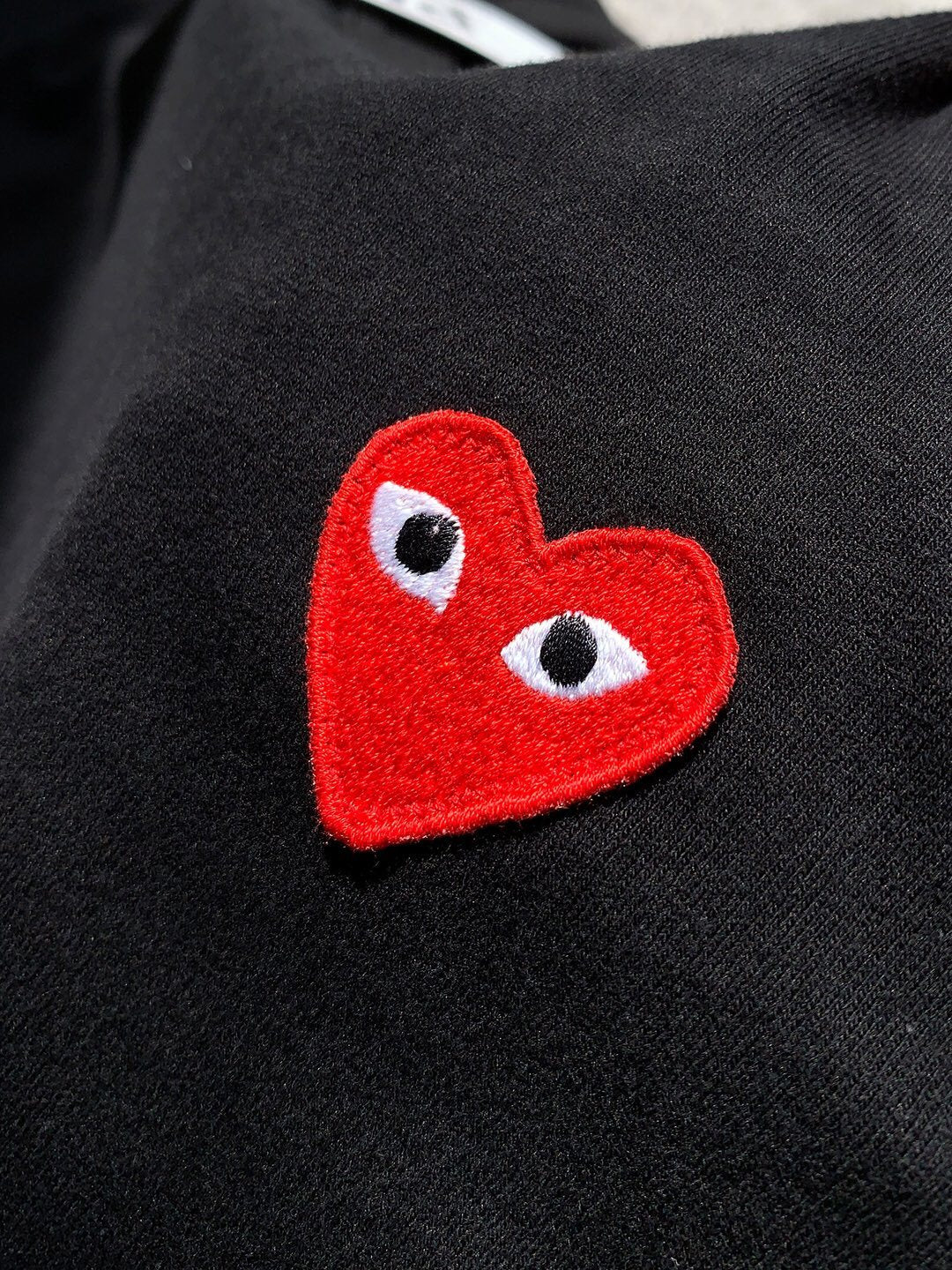 Detalhe coração Comme des Garçons PLAY Basic T-Shirt Red Emblem Black