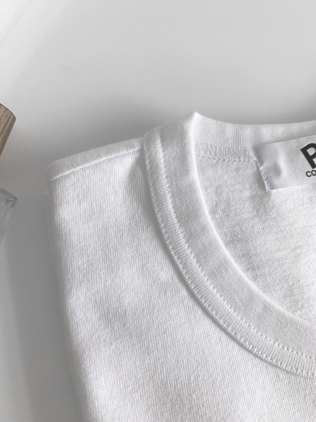 Detalhe gola Comme des Garçons PLAY Basic T-Shirt Red Emblem White