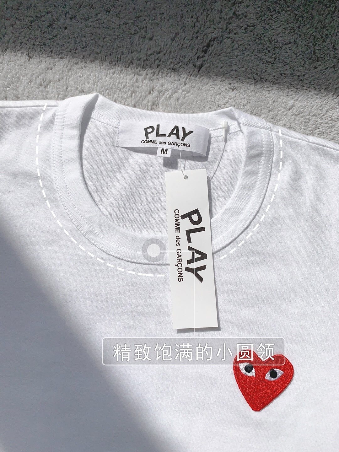 Detalhe etiqueta Comme des Garçons PLAY Basic T-Shirt Red Emblem White